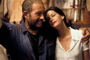 L-R: Ian (Donal McCann) und Lucy Harmon (Liv Tyler)