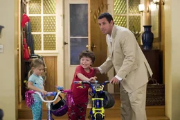 Dank seines guten Jobs kann Michael (Adam Sandler, r.) seinen Kindern (Tatum McCann, l. und Joseph Castanon, M.) zwar alles bieten, nur keine Zeit mit ihrem Vater ...