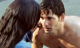 Bruce Banner (Eric Bana, r.) rettet als Hulk seine Ex-Freundin Betty Ross (Jennifer Connelly, l.) vor den genetisch ver&auml;nderten Hunden seines Vaters. Nach seiner R&uuml;ckverwandlung vermutet Betty, dass seine Verwandlungen von verdr&auml;ngten Kindheitserinnerungen ausgel&ouml;st werden.