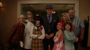 v.li.: Lincoln Loud (Wolfgang Schaeffer), Leni Loud (Eva Carlton), Lucy Loud (Aubin Bradley), Walter Phillipini (Stephen Tobolowsky), Lana Loud (Mia Allan), Rita Loud (Jolie Jenkins), Lisa Loud (Lexi Janicek), Flip Phillipini (Kevin Chamberlin).