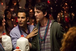 Jeff, ein ambitionierter Medizinstudent, steht kurz vor der wichtigsten Pr&uuml;fung seiner Uni-Laufbahn, als seine ehemals besten Freunde aus Highschool-Zeiten Casey (Skylar Astin, l.) und Miller (Miles Teller, r.) vor der T&uuml;r stehen und seinen 21. Geburtstag feiern wollen. Auf ein einziges Bier ziehen sie gemeinsam los - und mitten ins Chaos ...