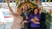 Die pensionierte Lehrerin Ulla (Michaela May, l.) feiert die goldene Hochzeit mit ihrem Mann Paul (Helmut Zierl, 2.v.l.). Nat&uuml;rlich darf ihre Freundin Rita (Angela Roy), die ebenfalls seit f&uuml;nfzig Jahren mit Robert (Ernst St&ouml;tzner) verheiratet ist, auf dem Partyschiff &bdquo;Alte Liebe&ldquo; nicht fehlen.