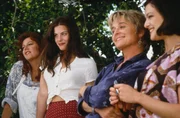 L-R: Noemi (Stefania Sandrelli), Lucy Harmon (Liv Tyler), Diana (Sin&eacute;ad Cusack) und Miranda (Rachel Weisz)
