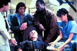 L-R: Martin Riggs (Mel Gibson), Leo Getz (Joe Pesci) und Roger Murtaugh (Danny Glover)