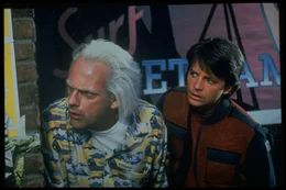 L-R: Doc Brown (Christopher Lloyd, r.), Marty (Michael J. Fox)