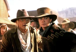 Marty McFly (Michael J. Fox, r.) folgt Doc (Christopher Lloyd) in das Jahr 1885. Doc hat sich bereits in eine Lehrerin verliebt und hat gar keine Lust, in die Zukunft zur&uuml;ckzukehren. Alles h&auml;ngt jetzt nur noch von Marty ab.