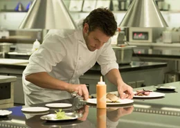 Der schwer angeschlagene Sternekoch Adam Jones (Bradley Cooper) will neu anfangen. W&auml;hrend seine Konkurrenten ihn l&auml;ngst abgeschrieben haben, jagt er selbst dem dritten Michelin-Stern nach ...