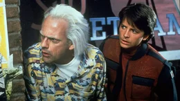 Zusammen mit seiner reizenden Freundin Jennifer und dem zerstreuten Professor Doc Brown (Christopher Lloyd) reist Marty McFly (Michael J. Fox) in das Jahr 2015..