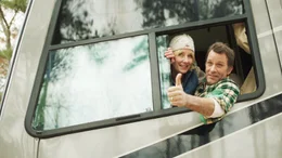 Paul (Thomas Jane) und Wendy (Anne Heche) sind mit Tochter Taylor in den USA unterwegs. An einem idyllischen See parken sie ihren Camper.