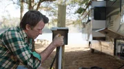 Paul (Thomas Jane) schlie&szlig;t auf dem Platz am See das Wohnmobil der Familie an Strom und Wasser an, denn sie wollen eine Weile bleiben.