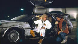 Mit Hilfe des verr&uuml;ckten Erfinders Dr. Brown (Christopher Lloyd) und dessen als Sportwagen verkleideter Zeitmaschine reist Vorstadtteenager Marty McFly (Michael J. Fox, re.) in die 50er Jahre