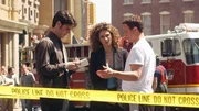 Don Flack (Eddie Cahill, l.) und Stella Bonasera (Melina Kanakaredes) kommen Detective Mac Taylor (Gary Sinise) zur Hilfe. Er wurde Zeuge einer t&ouml;dlichen Schie&szlig;erei.