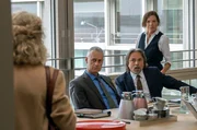Ulla (Michaela May, li.) platz in Ritas (Angela Roy, re.) Kanzlei in ein Meeting.