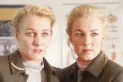 Die Zwillingsschwestern Anke (Sanne Ertbirk, li.) und Sabine (Gitte Ertbirk) sind einander innig verbunden. Sabine spürt, dass es ihrer Schwester schlecht geht und drängt sie dazu, sich untersuchen zu lassen.