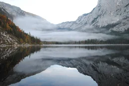 Altausseer See im Morgenherbstnebel und Wasserspiegelung  mit Blick auf Trisselwand.