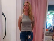 Kandidatin Jennifer (Motto in Hamburg: WAU! Präsentiere einen perfekt abgestimmten Look mit deinem Hund!, Tag 3: Jennifer). Kandidatin Jennifer (Motto in Hamburg: WAU! Präsentiere einen perfekt abgestimmten Look mit deinem Hund!, Tag 3: Jennifer).