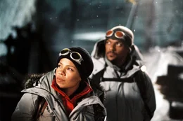 Ahnen nicht, dass f&uuml;r sie ein gnadenloser Horrortrip beginnt: der Anf&uuml;hrer der Wachmannschaft, Maxwell Stafford (Colin Salmon, r.), und Polarexpeditionsexpertin Alexa Woods (Sanaa Lathan, l.) ...