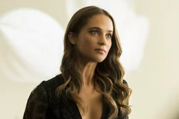 Anne Marie (Alicia Vikander) hilft Adam aus einer riesengro&szlig;en Patsche ...