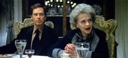 Museumskurator Charles Warren (Nicholas Pryor, l.) und Tante Marion (Sylvia Sidney, r.) glauben an die Wiederkehr des Antichristen - in Gestalt des jungen Damien ...