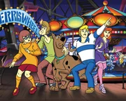 Die dänische Dogge Scooby-Doo und die vier jungen Detektive von Mystery Inc. (v.li.: Velma, Daphne, Neville und Fred) machen unerschrocken Jagd auf Verbrecher und lösen jeden noch so mysteriösen Fall.