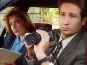 Die FBI-Agenten Fox Mulder (David Duchovny, r.) und Dana Scully (Gillian Anderson, l.) versuchen, einen Geist zu fotografieren.