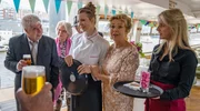 Ulla (Michaela May, 2. v. re.), Ritas Tochter Henriette (Katrin Ingendoh, Mitte) und Sina (Lieselotte Vo&szlig;, re.) empfangen die G&auml;ste f&uuml;r die goldene Hochzeitsfeier