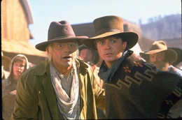 Um zu verhindern, dass sein Freund Doc Brown (Christopher Lloyd, l.) im Wilden Westen des Jahres 1885 ermordet wird, kommt ihm Marty (Michael J. Fox, r.) aus der Zukunft zur Hilfe ...