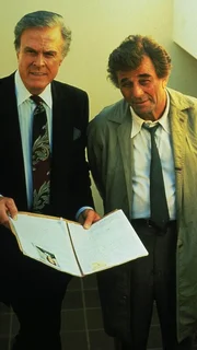 Columbo (Peter Falk) befragt Justins Vater (Robert Culp) zu dessen letzten Treffen mit Professor Rusk.