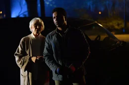 L - R:  Chris MacNeil (Ellen Burstyn) und Victor Fielding (Leslie Odom, Jr.)