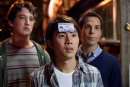 Endlich 21 Jahre und damit alt genug, um &ouml;ffentlich Bier trinken und in Clubs gehen zu d&uuml;rfen. Jeff (Justin Chon, M.), Casey (Skylar Astin, r.) und Miller (Miles Teller, l.) starten zu einer denkw&uuml;rdigen Nacht ...