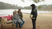 Sheriff Baker (Jason Patric, r.) k&uuml;mmert sich aufopferungsvoll um die Eltern Paul (Thomas Jane, M.) und Wendy (Anne Heche, l.), da er ihren Verlust aus eigener Erfahrung nachvollziehen kann.