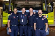 v.li.: Keith Miles, Simon Davey, Damien Cerni und Paul Knight stehen vor einem Feuerwehrauto. Der Flughafen Melbourne verfügt über einen eigenen Flugrettungsdienst.