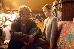 L-R: John (Alex Pettyfer) und Sarah (Dianna Agron)