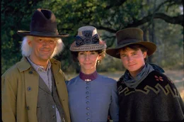 L-R: Doc Brown (Christopher Lloyd), Clara Clayton (Mary Steenburgen) und Marty McFly (Michael J. Fox) ...