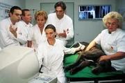 Dr. Schmidt (Walter Sittler, 2.v.re.) und seine Belegschaft (v.li.: Alexander Schottky, Roland Jankowsky, Mariele Millowitsch, Kerstin Thielemann, re. Komparsin) machen bei Hund Bijoux eine Ultraschalluntersuchung. Dr. Schmidt (Walter Sittler, 2.v.re.) und seine Belegschaft (v.li.: Alexander Schottky, Roland Jankowsky, Mariele Millowitsch, Kerstin Thielemann, re. Komparsin) machen bei Hund Bijoux eine Ultraschalluntersuchung.