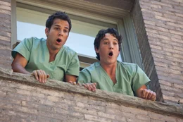 Dumm gelaufen: Casey (Skylar Astin, l.) und Miller (Miles Teller, r.) k&ouml;nnen Jeff nicht l&auml;nger festhalten - und dessen Sturz aus dem Fenster ist nicht zu verhindern ...