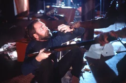 Die Waffe scheint Stathis Borans (John Getz) nichts zu n&uuml;tzen ...