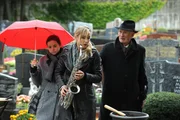 Am Grab ihrer Mutter trifft Jana ihren Vater wieder. Von links: Charlie (Marie-Claire Schuller), Jana (Isabella Hübner) und Johann Keller (Arthur Brauss).