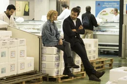Helene (Sienna Miller, l.) kann Adam (Bradley Cooper, r.) nicht ausstehen, weil er mit seiner Besessenheit f&uuml;r ein perfektes Men&uuml; seine Mitarbeiter in den Wahnsinn treibt. Doch ihre Leidenschaft f&uuml;r das Kochen f&uuml;hrt sie immer wieder zusammen ...