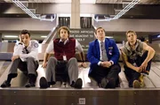 Molly hat ihn gek&uuml;sst! Kirk (Jay Baruchel, l.) steht genau wie seine Kumpels Stainer (T.J. Miller, 2.v.l.), Devon (Nate Torrence, 3.v.l.) und Jack (Micke Vogel, r.) unter Schock ...