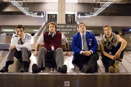 Molly hat ihn gek&uuml;sst! Kirk (Jay Baruchel, l.) steht genau wie seine Kumpels Stainer (T.J. Miller, 2.v.l.), Devon (Nate Torrence, 3.v.l.) und Jack (Micke Vogel, r.) unter Schock ...