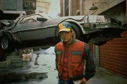 Marty (Michael J. Fox) reist ins Jahr 2015, um seine Familie zu retten. In der Zukunft angekommen, traut er seinen Augen nicht: Alles hat sich ver&auml;ndert.