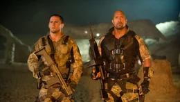 Die Elite Einheit der G.I. Joes soll im Namen des Wei&szlig;en Hauses ausradiert werden: Anf&uuml;hrer Roadblock (Dwayne Johnson, r.), Elite Spezialist Duke Hauser (Channing Tatum, l.) und die gesamte restliche Truppe m&uuml;ssen den Kampf ihres Lebens f&uuml;hren ...