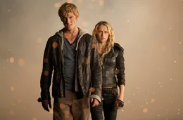 Drei von ihnen sind bereits tot. Jetzt m&uuml;ssen Nummer 4 (Alex Pettyfer, l.) und Nummer 6 (Teresa Palmer, r.) alles riskieren, um nicht der au&szlig;eririschen Killerbrigade zum Opfer zu fallen ...