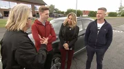 Ralf Schumacher (re.) und sein Sohn David stehen für ein Fahrsicherheitstraining bereit.