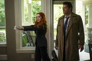 Rowena (Ruth Connell, l.) Castiel (Misha Collins, r.)