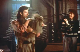 Die Journalistin Veronica Quaife (Geena Davis, r.) dokumentiert auf Video alle Versuche des Wissenschaftlers Seth Brundle (Jeff Goldblum, l.) ...