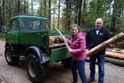 Claudia Pupeter und Josef Billig verladen Holz. Claudia Pupeter und Josef Billig verladen Holz.