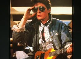 Marty McFly (Michael J. Fox) ist mit einer Zeitmaschine 30 Jahre in die Vergangenheit gereist. Dort trifft er auf seine zuk&uuml;nftigen Eltern, Nachbarn und auch auf seinen Freund Dr. Emmett Brown.