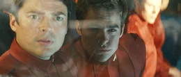 Als "Pille" (Karl Urban, l.) Kirk (Chris Pine, r.) an Bord des neuen Raumschiffes" Enterprise" schmuggelt, ahnt er nicht, dass im All ein rachs&uuml;chtiger Anti-F&ouml;rderationsgegner auf sie wartet, der kein Pardon kennt ...